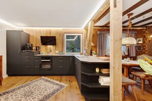 Fridge, oven, stovetop, coffee/tea maker