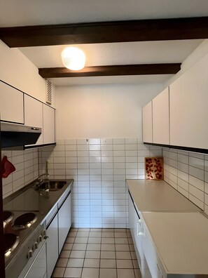 Réfrigérateur, four, plaque de cuisson, cafetière/bouilloire