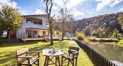 Apartment 2 – Cozy Holiday Apartment with Balcony & River Access