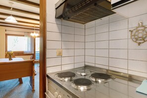 Fridge, oven, stovetop, coffee/tea maker