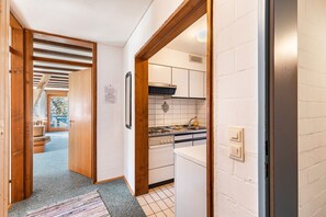 Fridge, oven, stovetop, coffee/tea maker