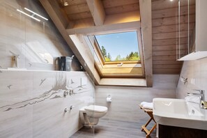 Douche, séchoir à cheveux, serviettes fournies