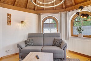 TV - Holiday Apartment 'Dorfblick' with Balcony and Wi-Fi (Königsfeld im Schwarzwald)