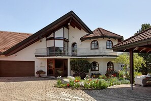 Exterior - Holiday Apartment 'Dorfblick' with Balcony and Wi-Fi (Königsfeld im Schwarzwald)