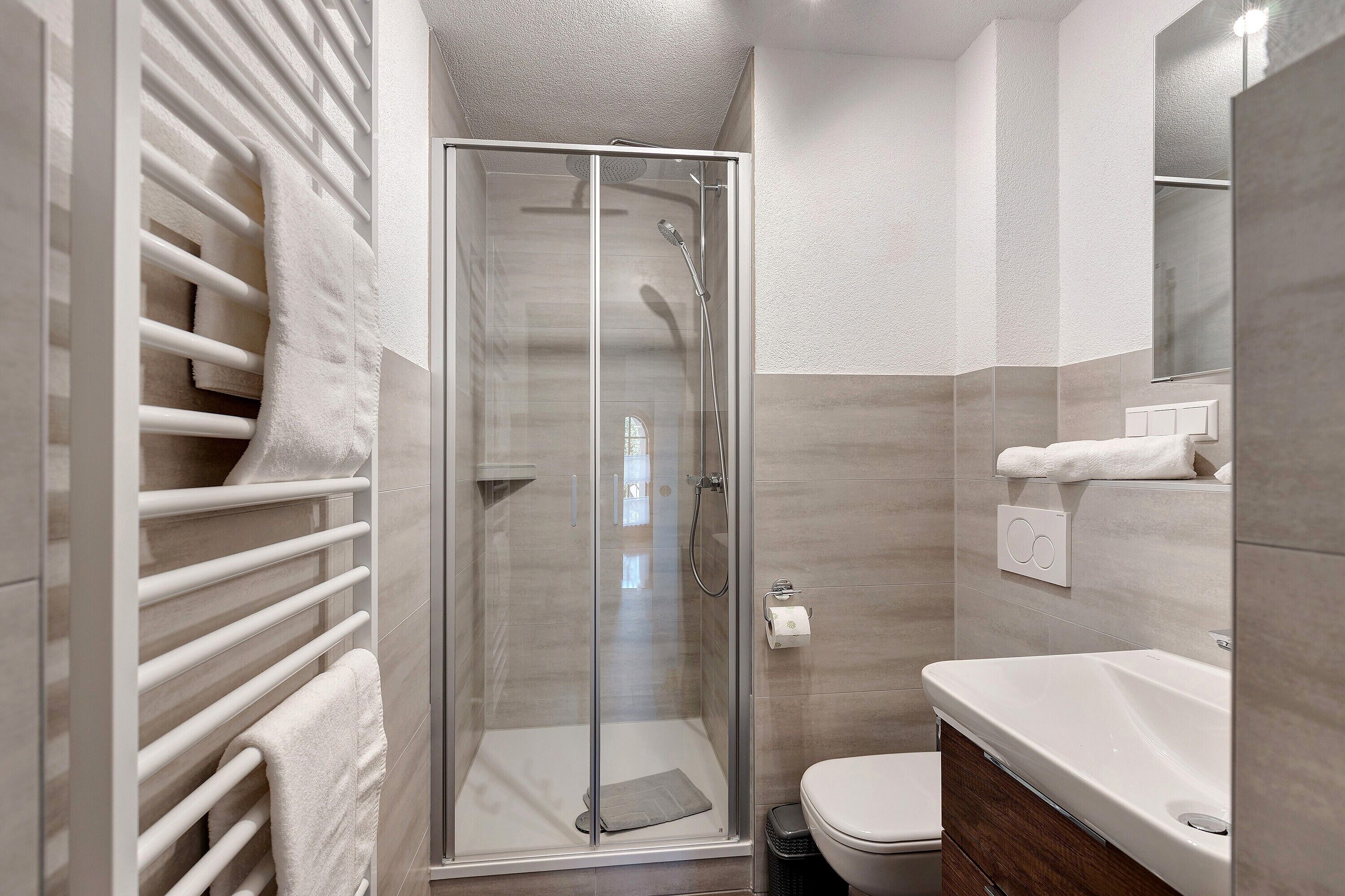 Een douche, een haardroger, handdoeken