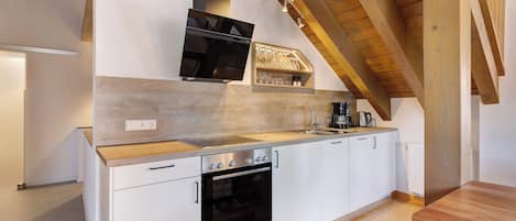 Fridge, oven, stovetop, dishwasher