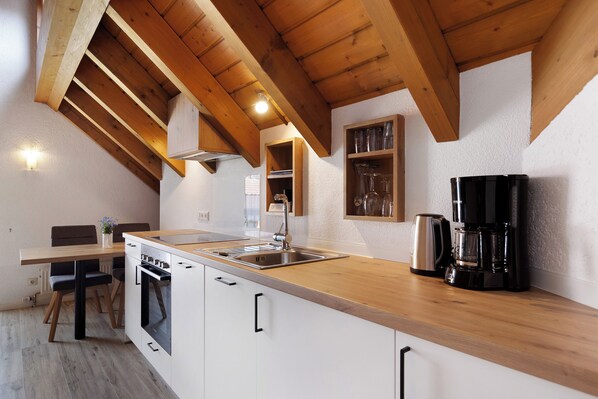 Fridge, oven, stovetop, dishwasher