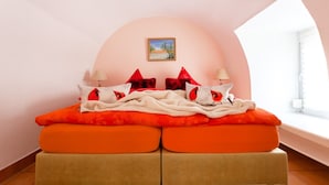 A bedroom with a bed, pillows, a painting, and a window. - Apartment 'Mengeler' with Private Terrace, Private Garden and Wi-Fi (Freiburg im Breisgau)