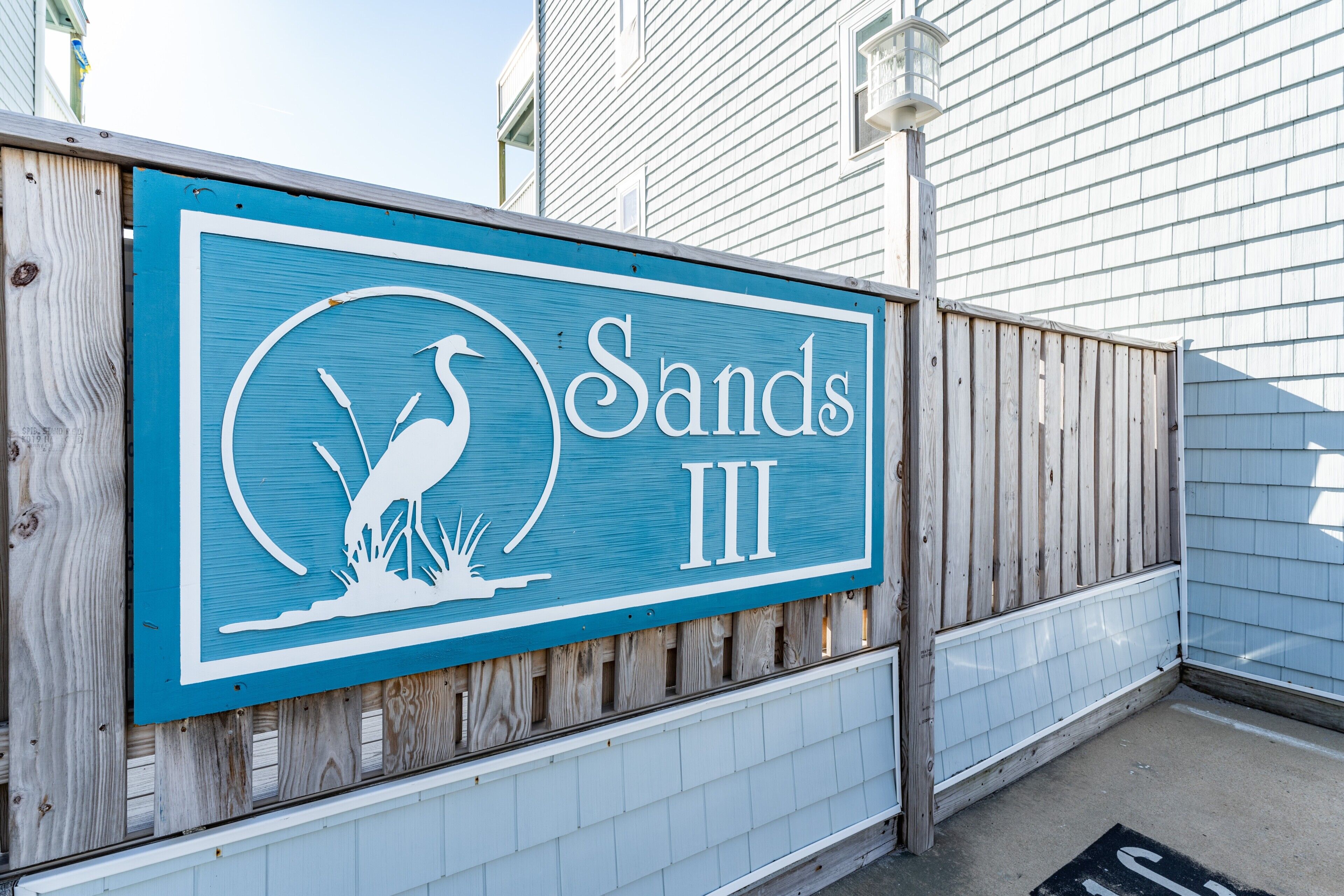 Ein Schild mit dem Text „Sands III“ und einer Vogelillustration.