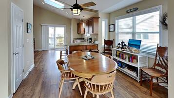 Condo (2 Bedrooms) | Property amenity