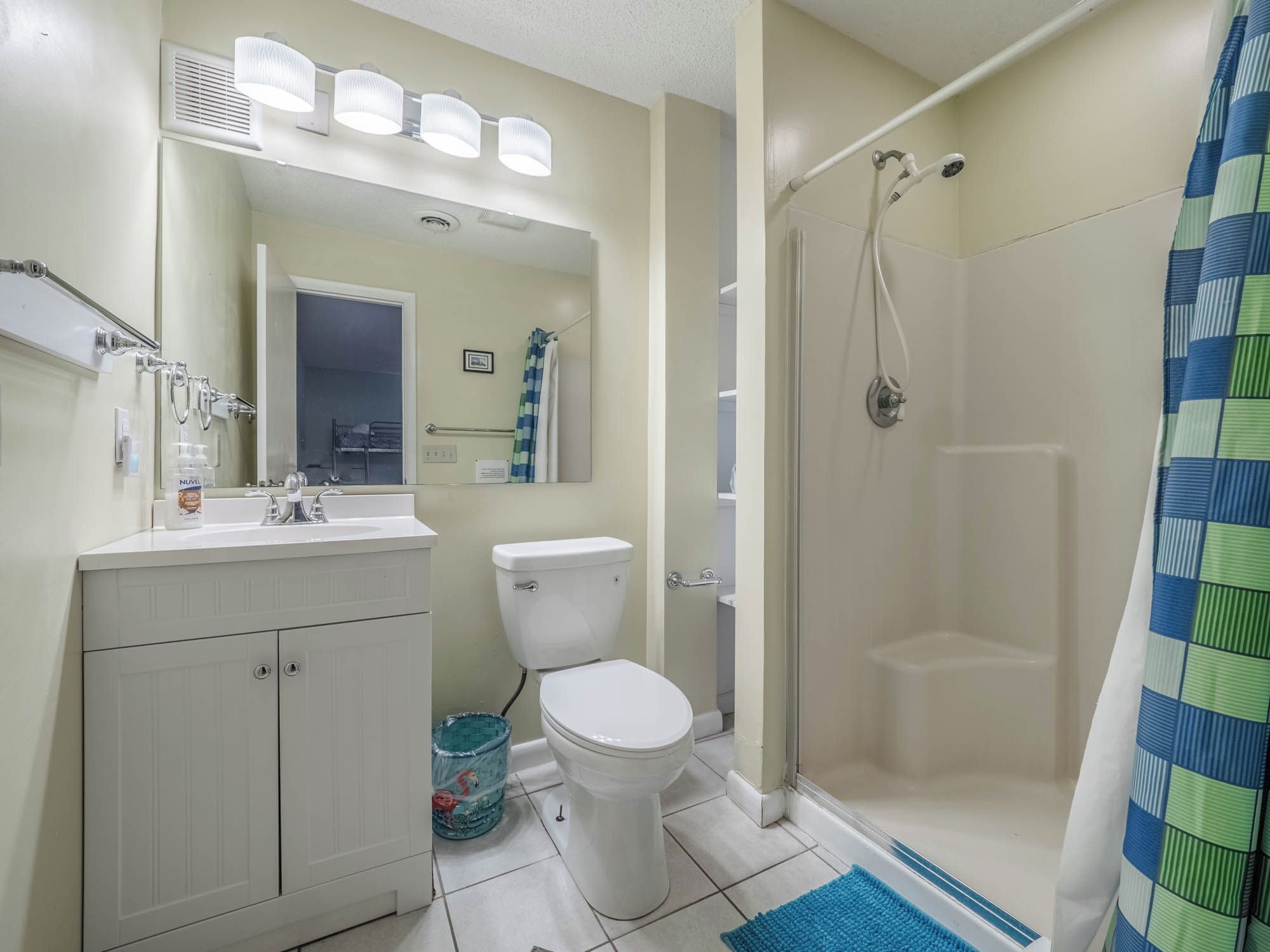 Une salle de bain avec des toilettes, un lavabo et une douche.