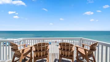 Condo (2 Bedrooms) | Front of property