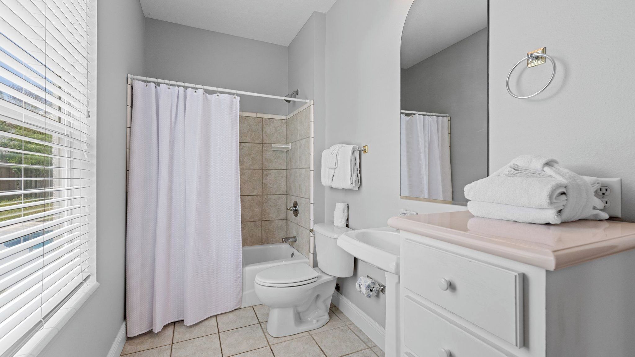 Ein Badezimmer mit Dusche, Toilette und Waschbecken.