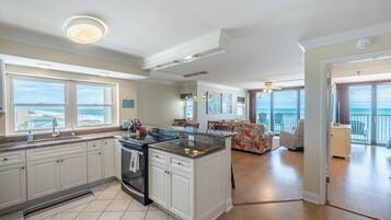 Condo (3 Bedrooms) | Property amenity