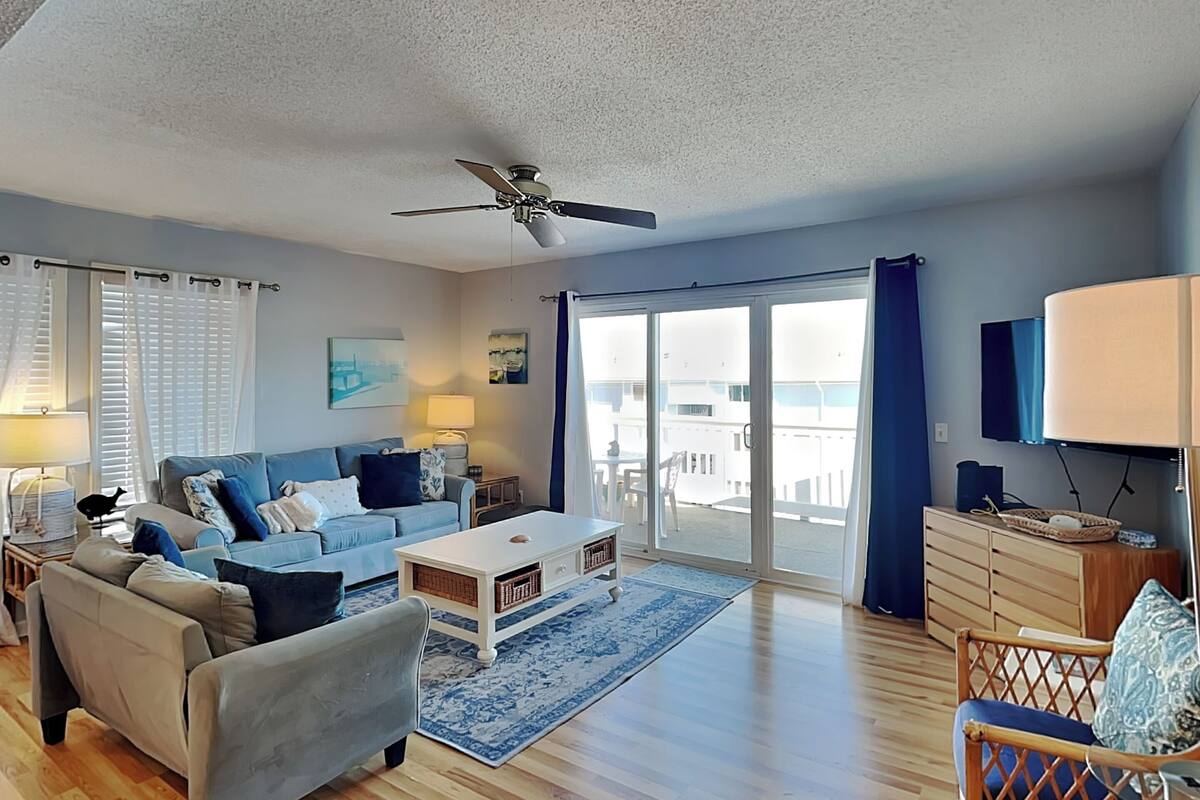 Condo (2 Bedrooms) | Front of property