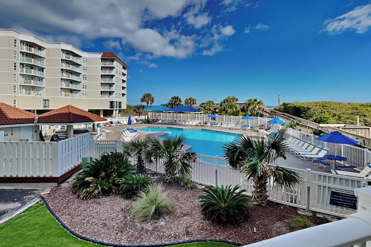 Condo (2 Bedrooms) | Front of property