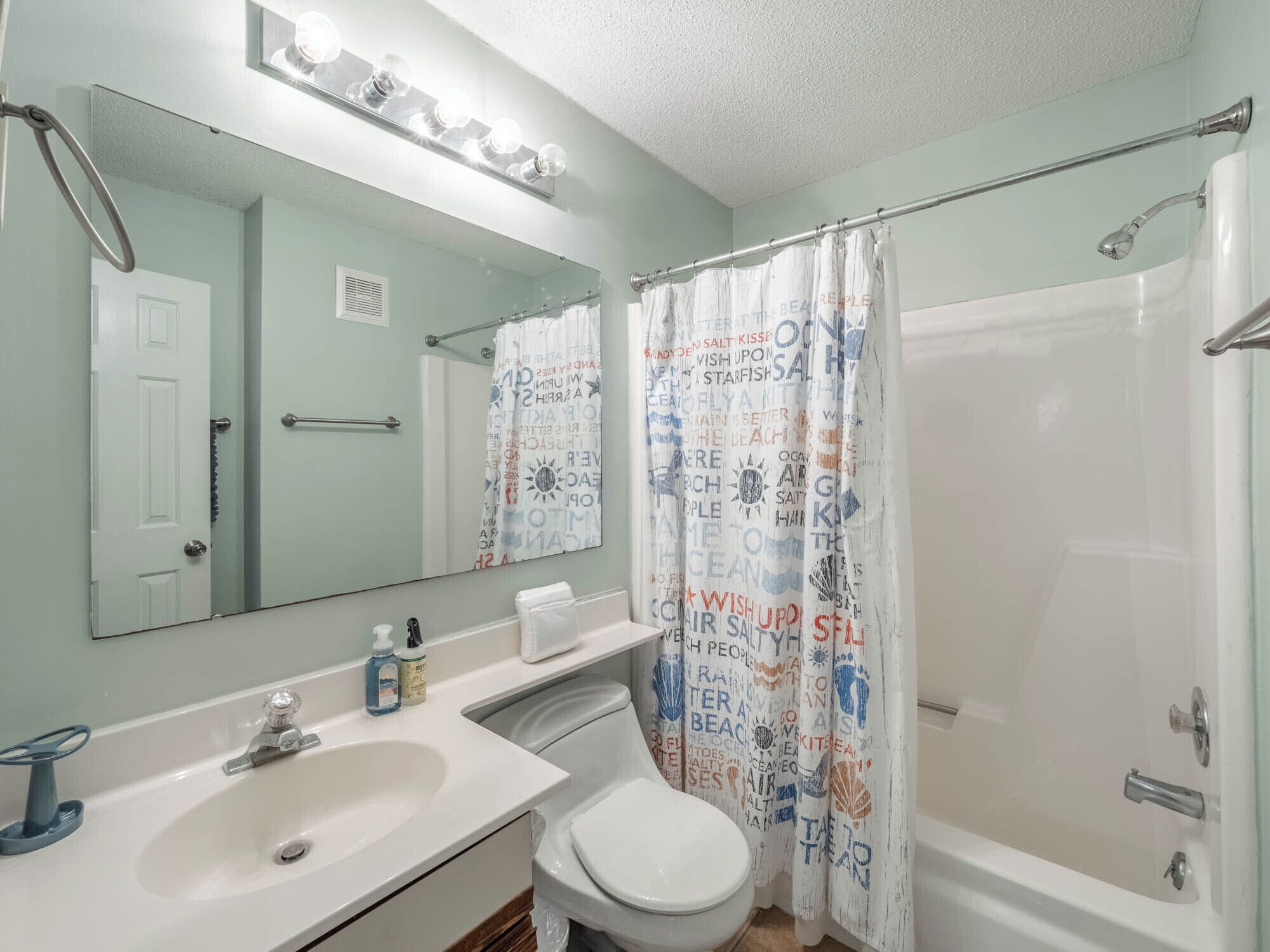 Une salle de bain avec un lavabo, des toilettes et une baignoire.
