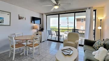Condo (2 Bedrooms) | Property amenity