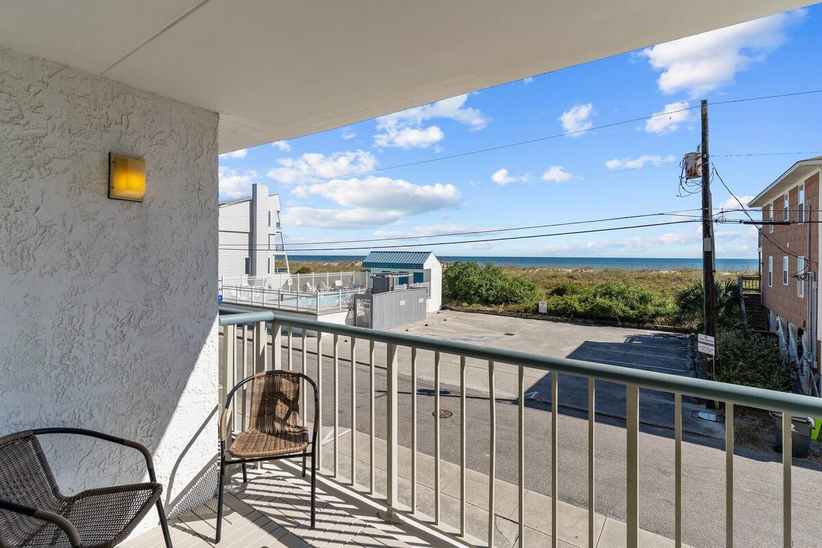 Condo (2 Bedrooms) | Front of property