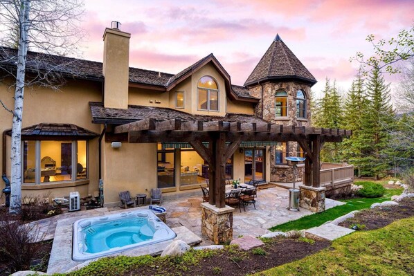 House (5 Bedrooms) | Front of property