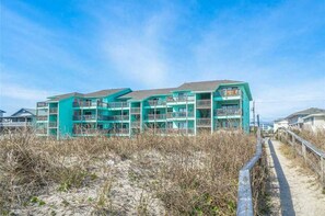 Condo (3 Bedrooms) | Property amenity