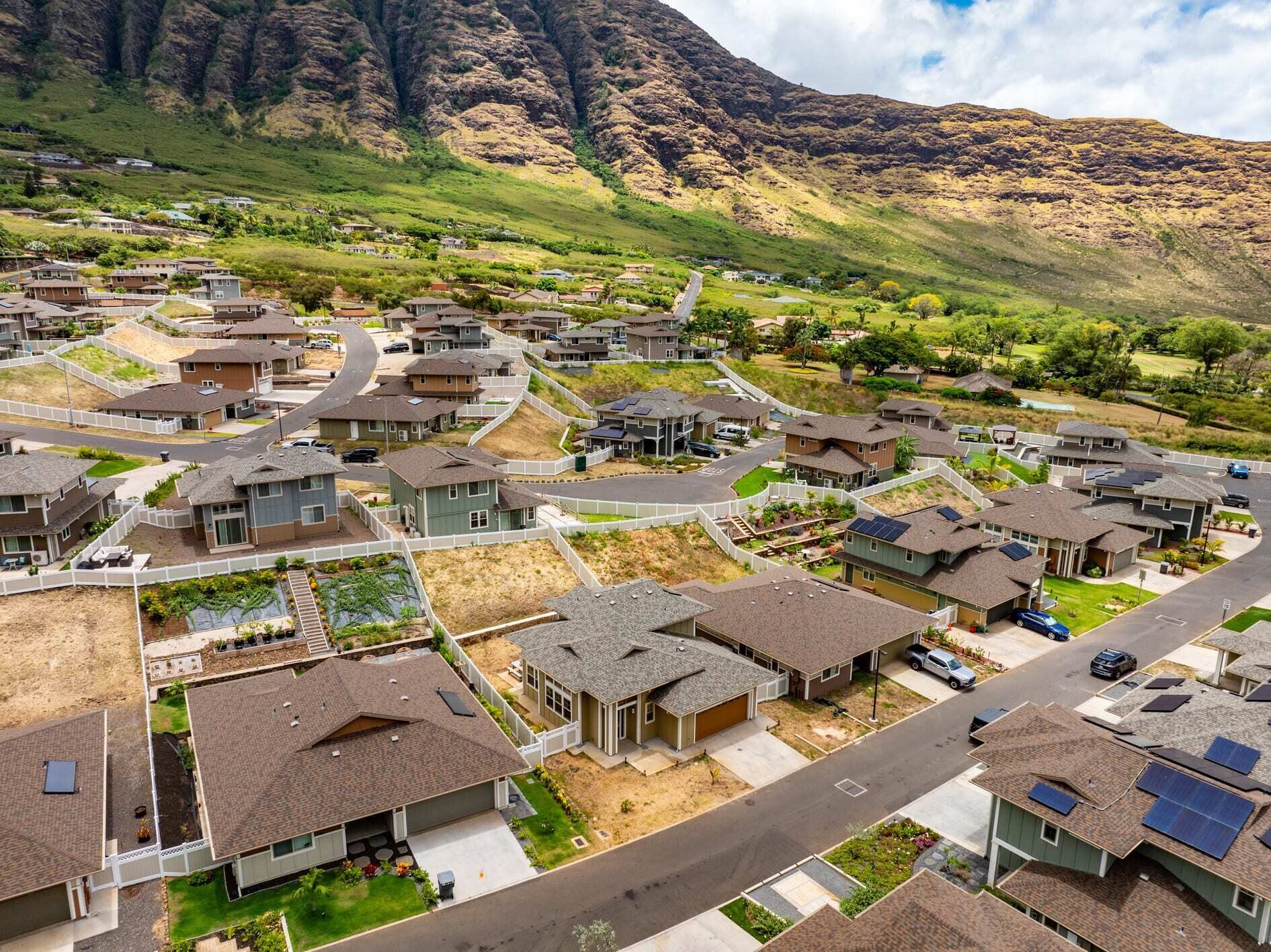 Zona residencial con casas, carreteras y una montaña al fondo.