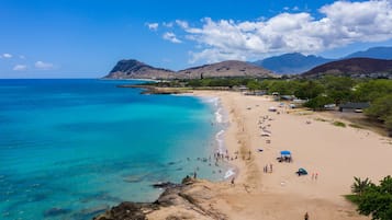 Kursi berjemur, payung pantai, dan handuk pantai