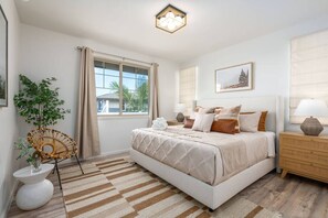 Hus (3 Bedrooms) | 3 soverom, skrivebord, skrivebord for bærbar PC og strykejern/-brett