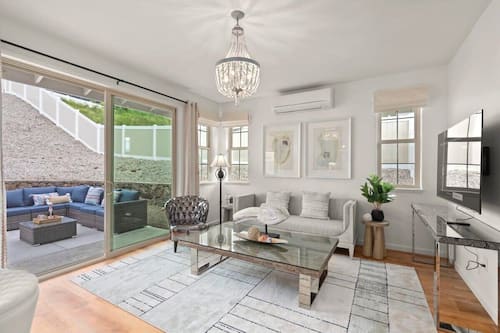 House (4 Bedrooms) | Living area