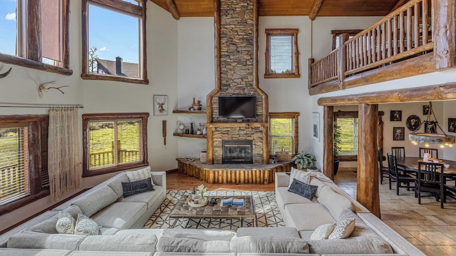 Group Cabin + Lake and Mountain View Pet-friendly, Fireplace, Games, Loft