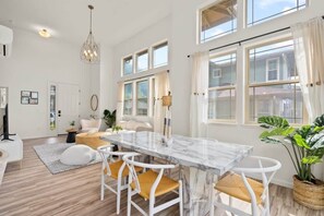 Maison, vue océan, côté montagne (3 Bedrooms) | Restauration dans la chambre