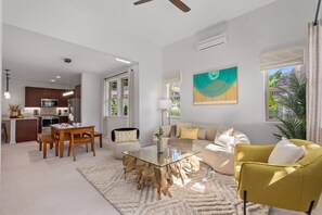 Nhà phong cách lãng mạn (4 Bedrooms) | Khu phòng khách | TV màn hình phẳng 43-inch có truyền hình cáp, banh bàn 