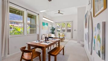 Romantic House (4 Bedrooms) | Makan dalam bilik