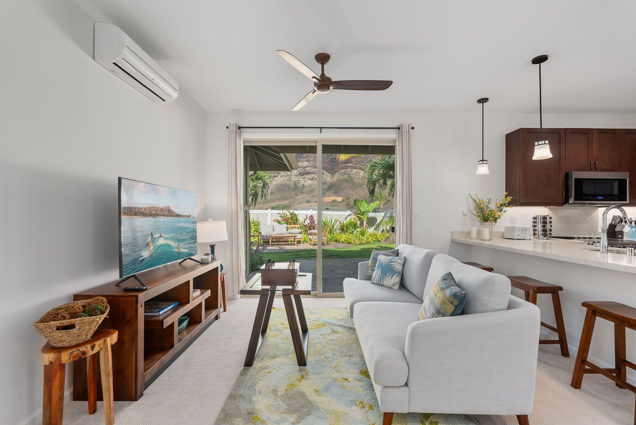 Casa romántica (4 Bedrooms) | Área de sala de estar | Televisión de pantalla plana de 43 pulgadas con canales por cable 