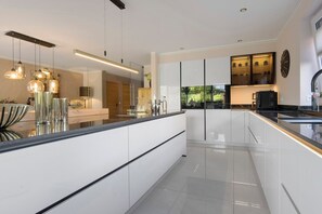 Kühlschrank, Mikrowelle, Ofen, Herdplatte