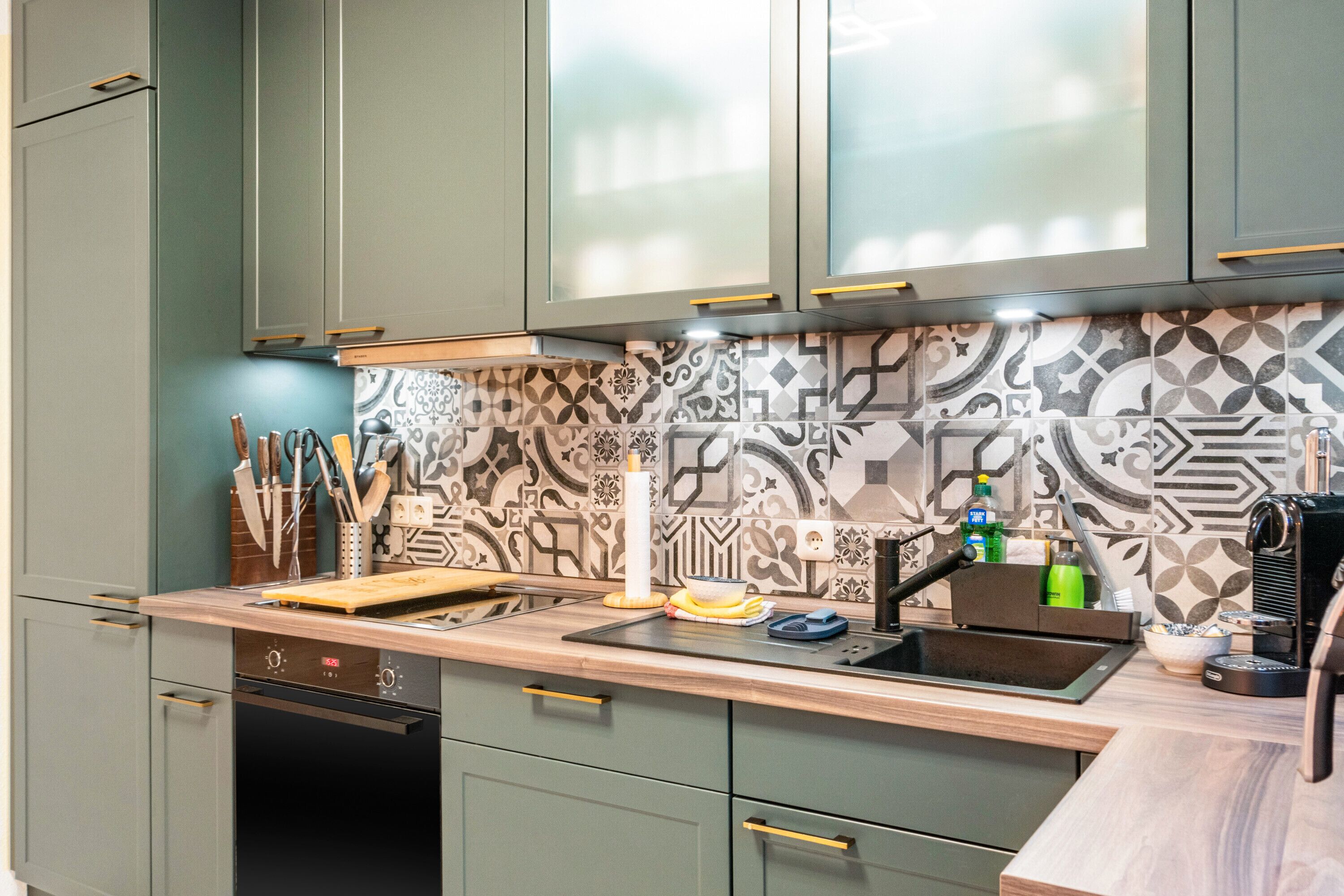 Kühlschrank, Geschirrspüler, Wasserkocher mit Kaffee-/Teezubehör