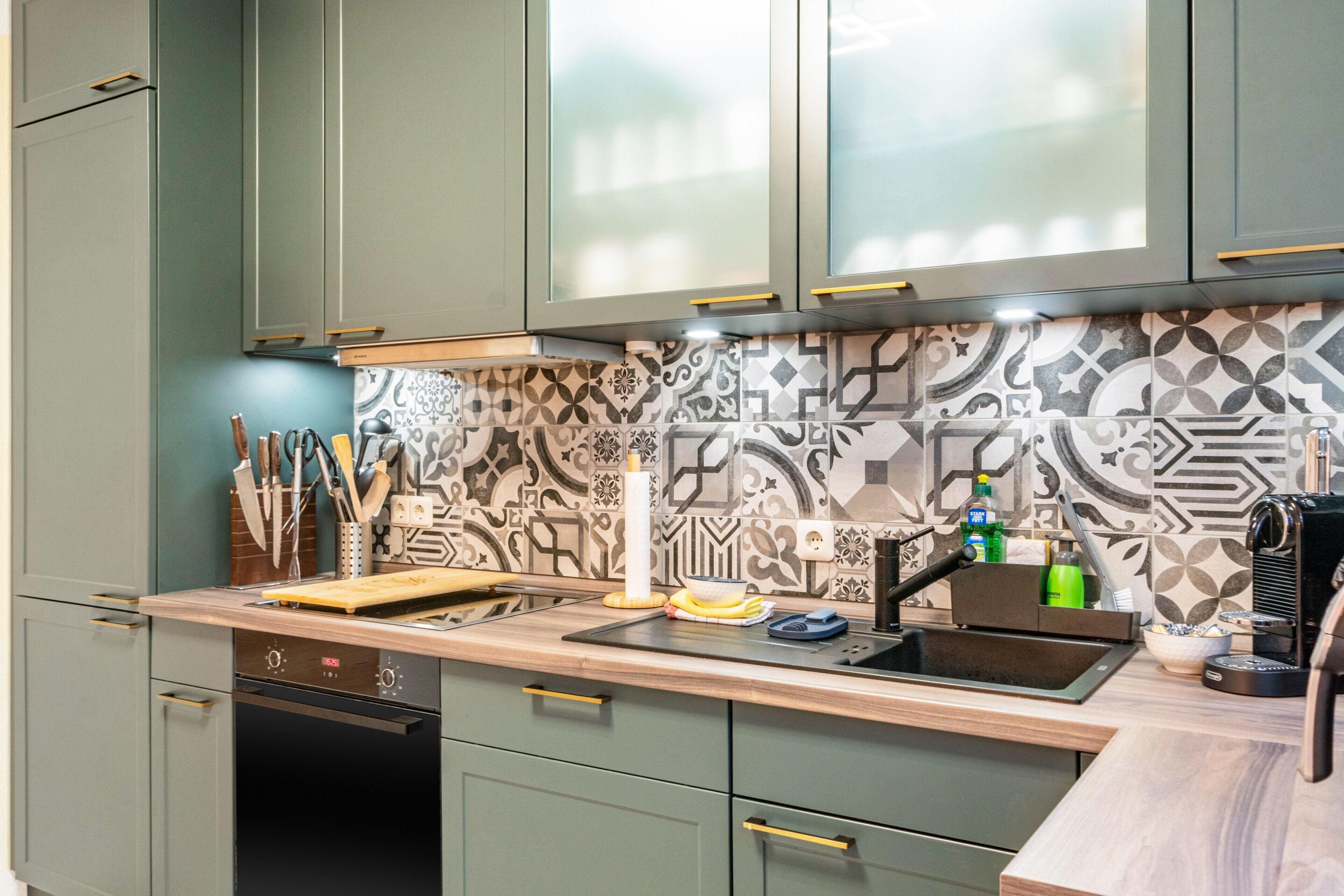 Fridge, dishwasher, coffee/tea maker, electric kettle