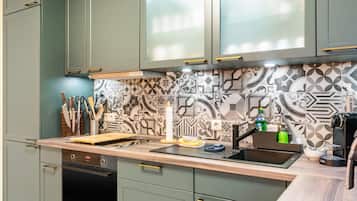 Fridge, dishwasher, coffee/tea maker, electric kettle