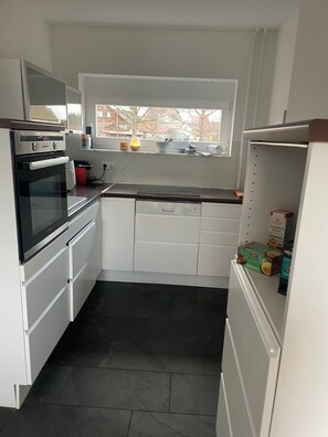 Fridge, oven, stovetop, dishwasher