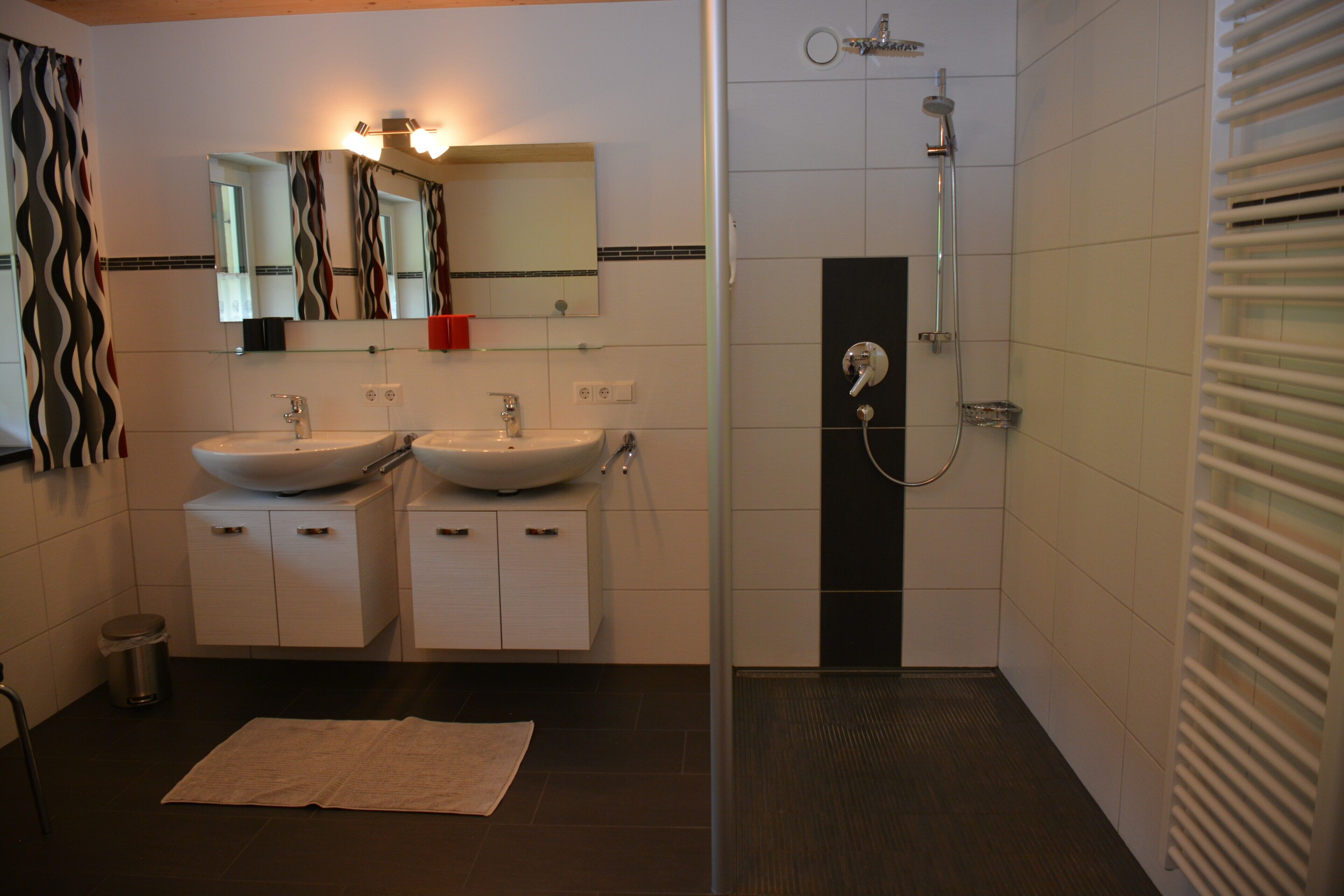 Douche, sèche-cheveux, serviettes fournies