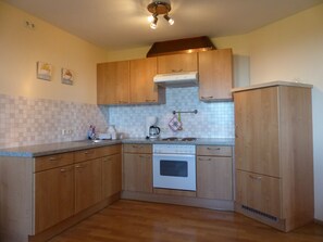 Kühlschrank, Wasserkocher mit Kaffee-/Teezubehör, Wasserkocher, Toaster