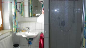 Regadera, secadora de cabello, toallas