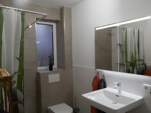Shower, hair dryer, towels - Apartment '81sqm' with Private Terrace and Wi-Fi (Wäschenbeuren)