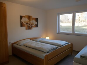2 bedrooms, free WiFi, bed sheets, wheelchair access - Apartment '81sqm' with Private Terrace and Wi-Fi (Wäschenbeuren)