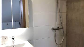 Dusche, Haartrockner, Handtücher