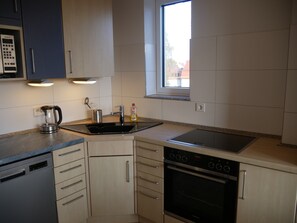 Jääkaappi, mikroaaltouuni, uuni, liesi