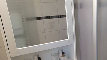 Dusche, Haartrockner, Handtücher