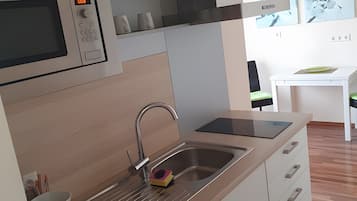 Refrigerador, microondas, placa de cocina, cafetera/tetera