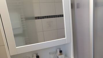 Dusche, Haartrockner, Handtücher