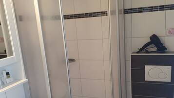 Dusj, hårføner og håndklær